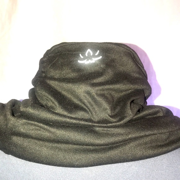 Beyond Yoga Accessories - NWOT Beyond Yoga Infinity Scarf With Zip Pocket